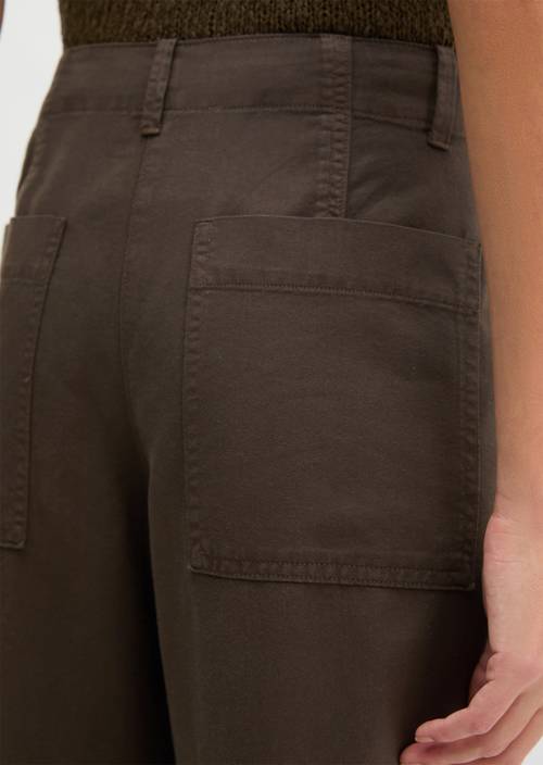 Chino modelo Lande ancho Burnt Coffee en vista detallada