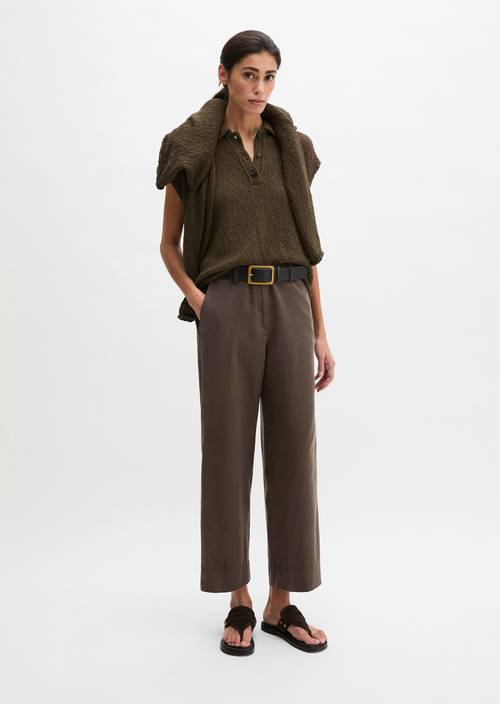 Chino modelo Lande ancho Burnt Coffee en vista frontal