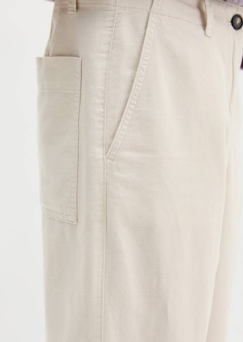Chino modelo Lande ancho Grey Silk en vista detallada