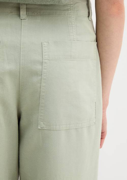 Chino modelo Lande ancho Fresh Sage en vista detallada
