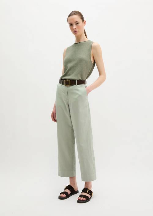 Chino modelo Lande ancho Fresh Sage en vista frontal