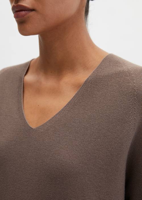 Naadloze trui los Chalky Brown in detailaanzicht