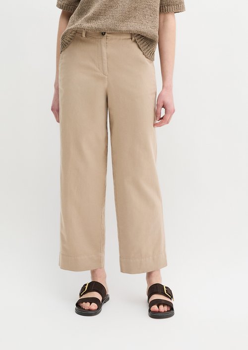 Chino model Lande wide — Earthy Taupe