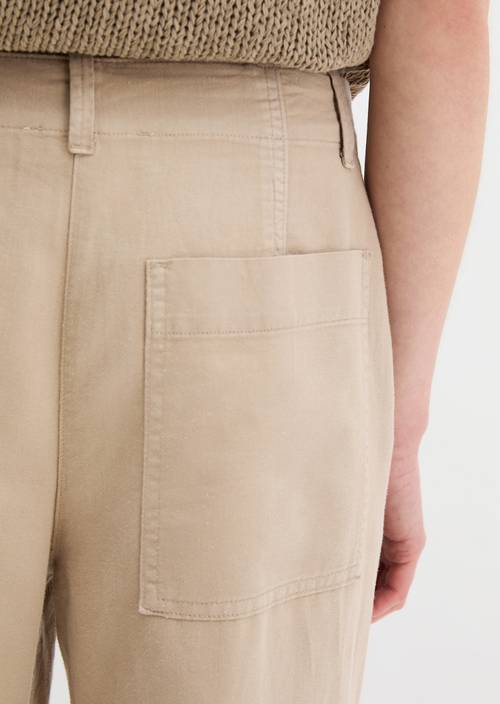 Chino Model Lande wide Earthy Taupe in Detailansicht