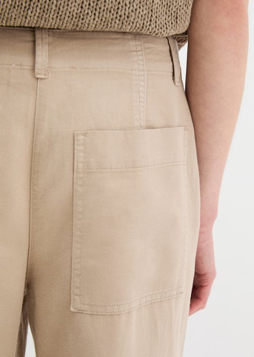 Chino model Lande wide — Earthy Taupe
