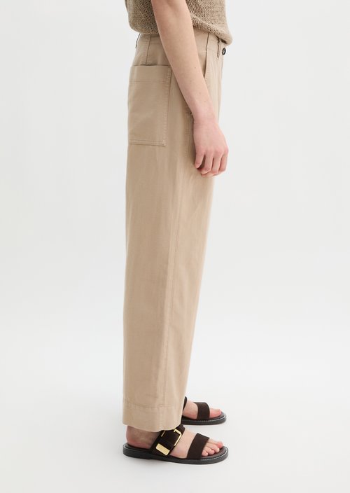 Chino model Lande wide — Earthy Taupe