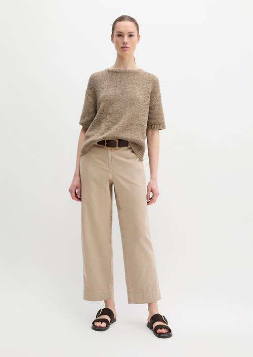 Chino Model Lande wide Earthy Taupe in Frontalansicht