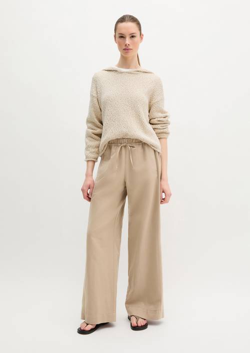 Weite Hose Earthy Taupe in Frontalansicht