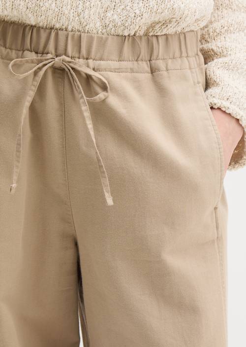Weite Hose Earthy Taupe in Detailansicht