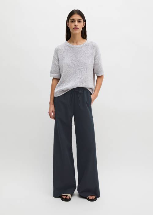 Weite Hose Deep Night Blue in Frontalansicht