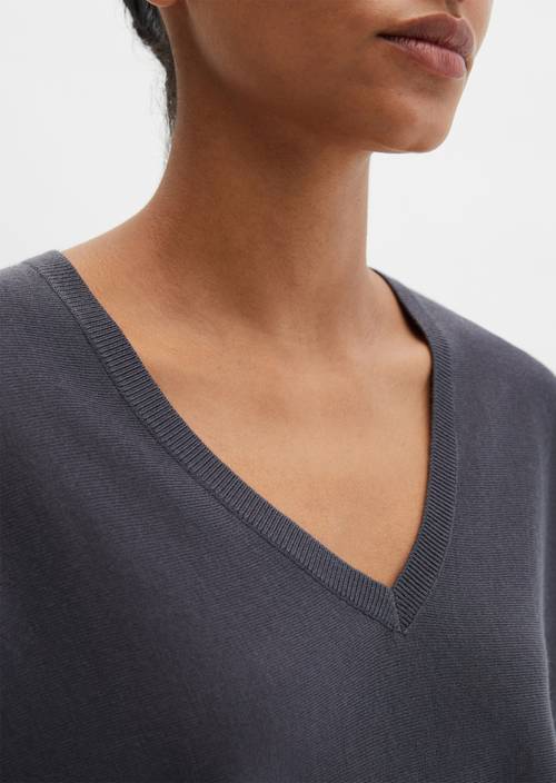 V-neck sweater oversize Blue Graphite in detail view