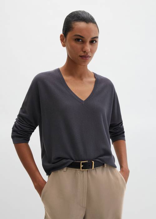 V-neck sweater oversize Blue Graphite in front view