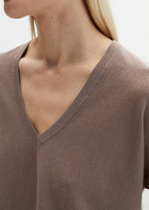 V-neck sweater oversize Chalky Brown in detail view