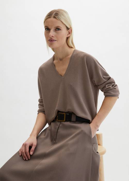 V-neck sweater oversize Chalky Brown in front view