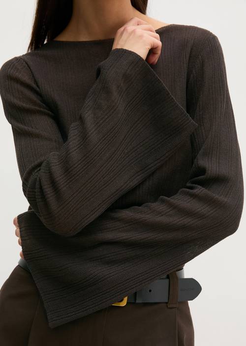 Fijn gebreide trui slim Burnt Coffee in detailaanzicht