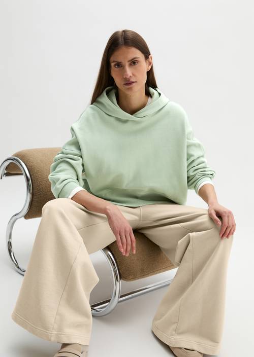 Felpa con cappuccio rilassata tinta in capo Calm Sage in vista frontale