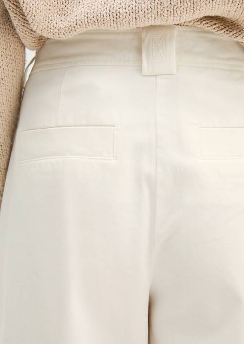 Hose Model Minu barrel White Cotton in Detailansicht