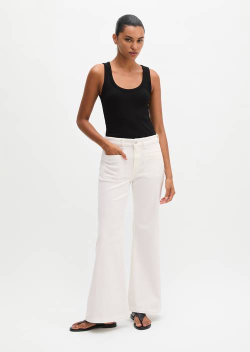 Jeans Model Caya flared White in Frontalansicht