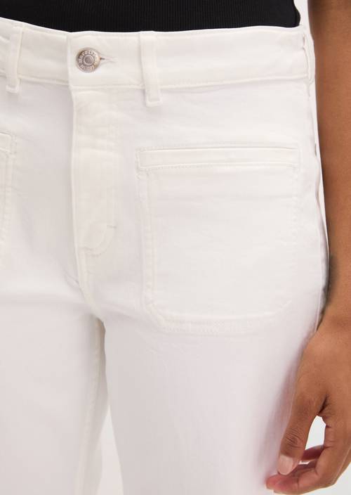 Jeans Model Caya flared White in Detailansicht