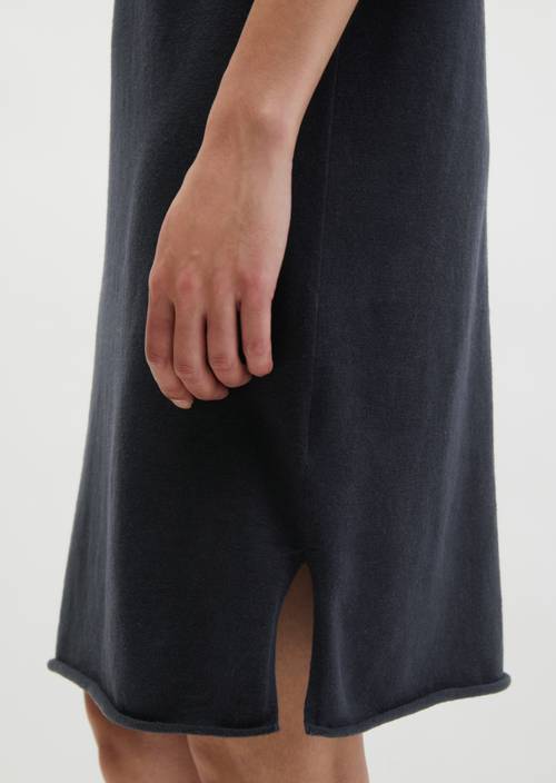 Losse gebreide jurk Deep Night Blue in detailaanzicht