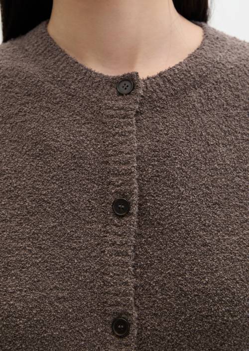 Cardigan regular Chalky Brown in Detailansicht