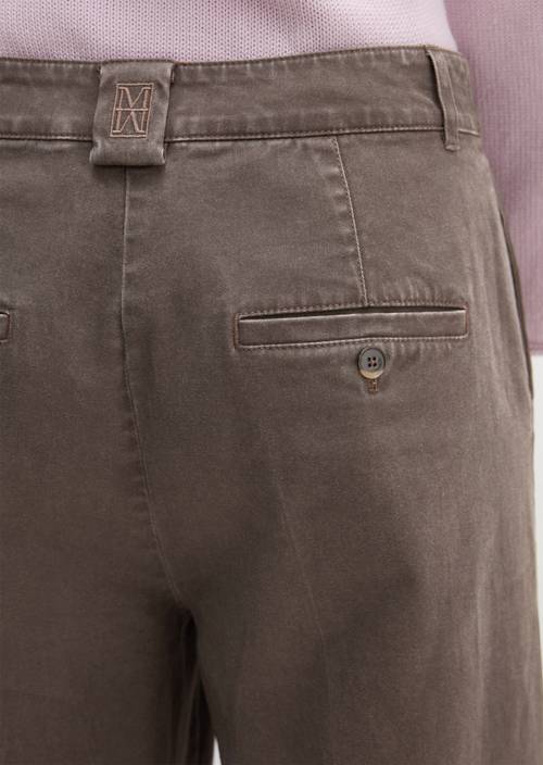 Hose Model Margo wide Chalky Brown in Detailansicht
