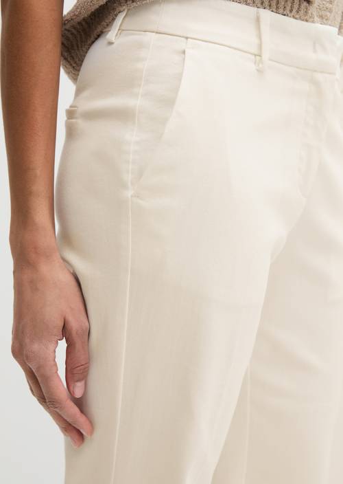 Hose Model Marthe flared White Cotton in Detailansicht