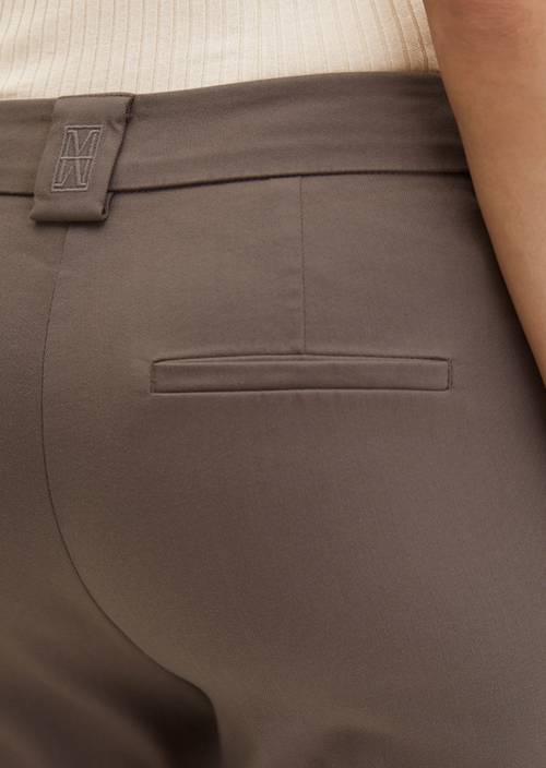 Hose Model Marthe flared Chalky Brown in Detailansicht