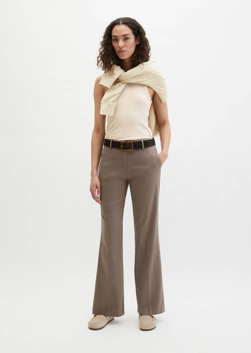 Hose Model Marthe flared Chalky Brown in Frontalansicht