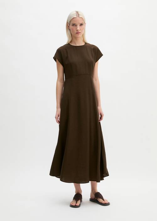 Vestido arrugado regular Burnt Coffee en vista frontal
