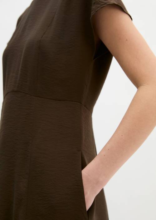 Vestido arrugado regular Burnt Coffee en vista detallada