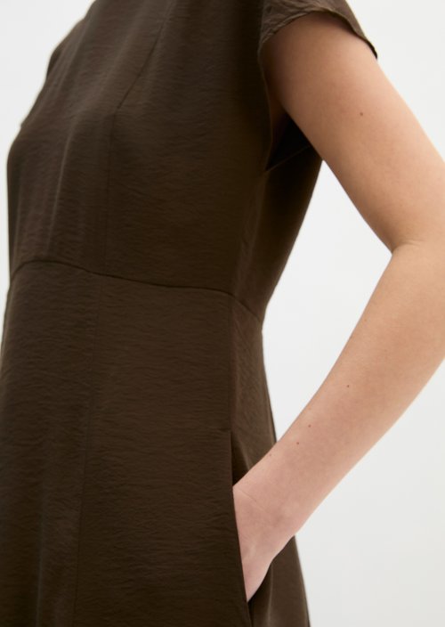 Crinkle dress regular — Burnt Coffee