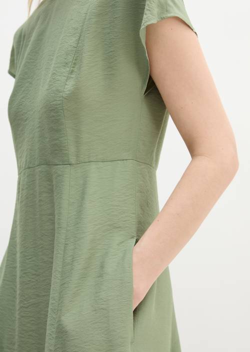 Vestido arrugado regular Fresh Sage en vista detallada