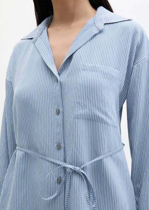 Regular gestreepte gerimpelde blousejurk Medium Blue in detailaanzicht