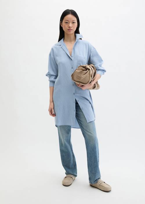 Regular gestreepte gerimpelde blousejurk Medium Blue in vooraanzicht