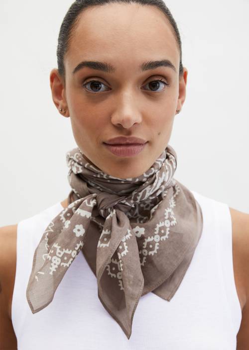 Bufanda estampada Dark Brown llevado por el modelo