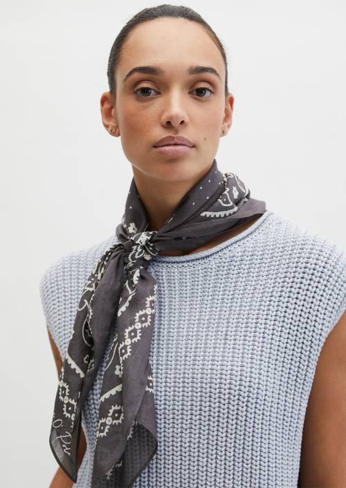 Bufanda estampada Dark Blue llevado por el modelo