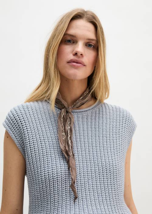 Foulard triangle Dark Brown porté sur le mannequin