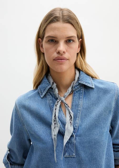 Foulard triangle Medium Blue porté sur le mannequin