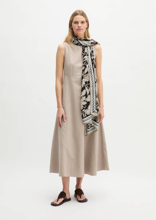 Écharpe Light Beige porté sur le mannequin