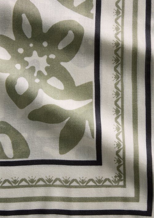 Schal — Medium Green (alternate view)