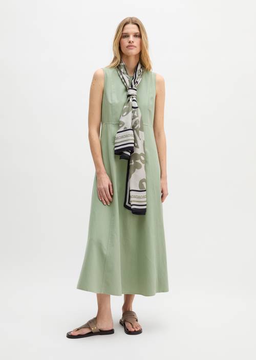 Écharpe Medium Green porté sur le mannequin