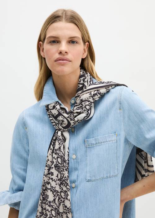 Écharpe Dark Blue porté sur le mannequin