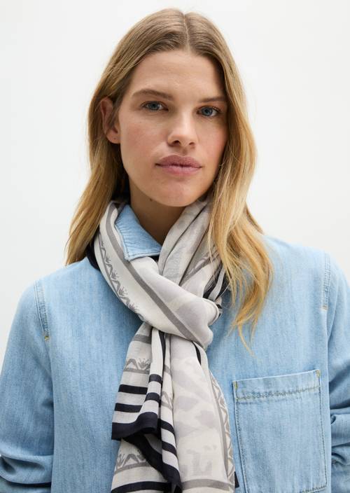 Écharpe Light Blue porté sur le mannequin