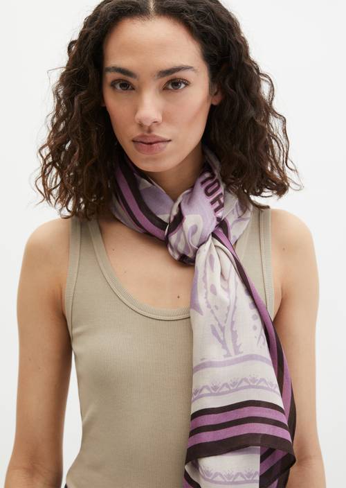 Écharpe Light Pink porté sur le mannequin