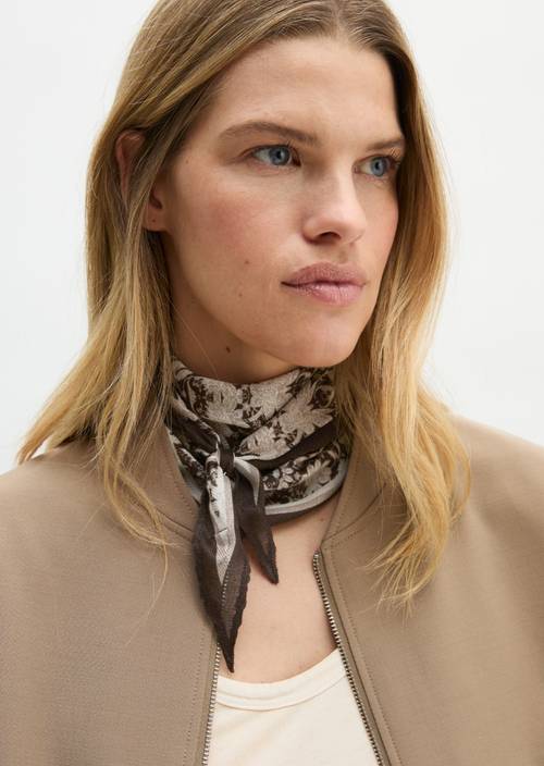 Foulard en forme de losange Medium Brown porté sur le mannequin