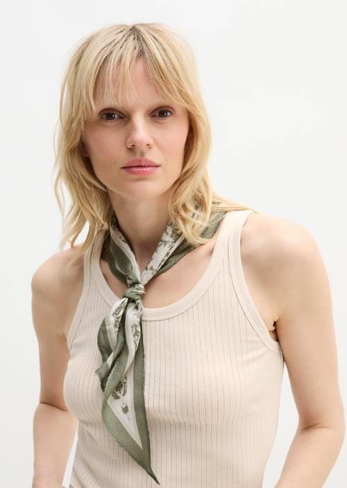 Foulard en forme de losange Light Green porté sur le mannequin