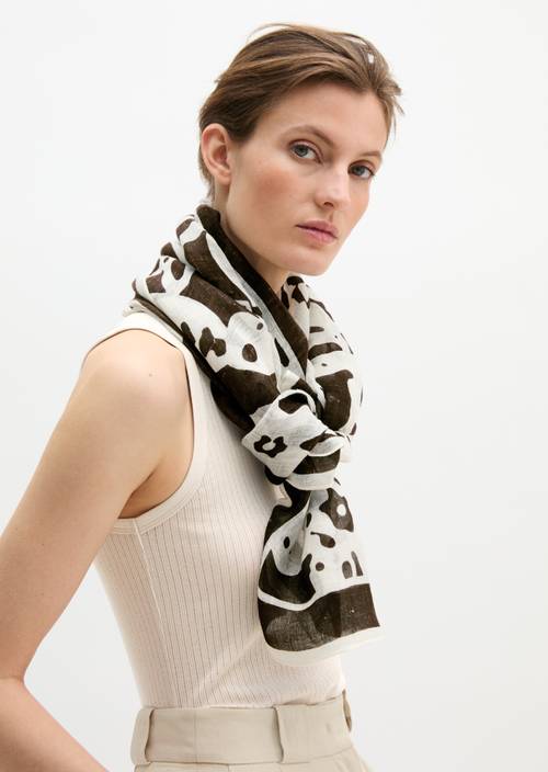 Pañuelo de lino Dark Brown llevado por el modelo