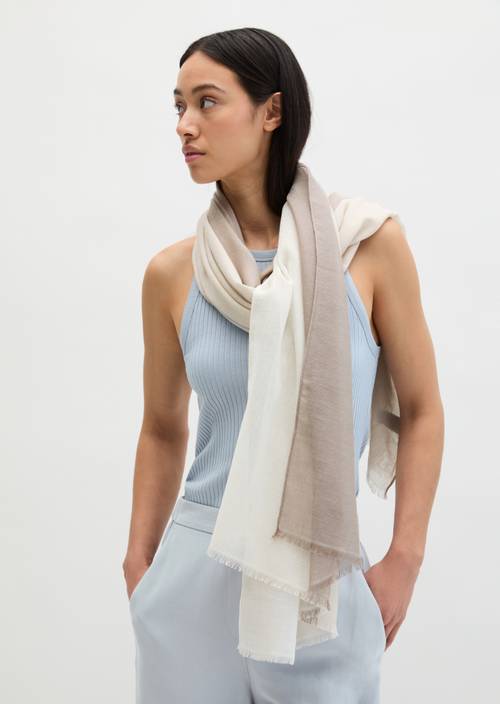 Double-Layer-Schal Medium Beige getragen am Model