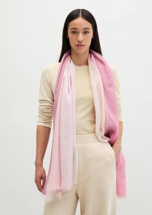 Double-Layer-Schal Medium Pink getragen am Model